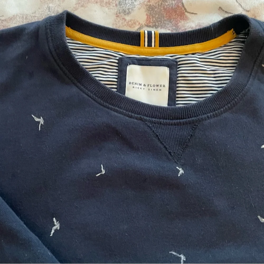Denim & Flower Ricky Singh men’s navy blue birds print sweater pullover, size XL